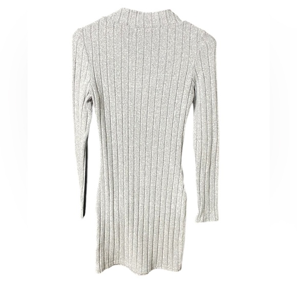 Elegant Gray Ribbed Dress - Picture 3 of 4
